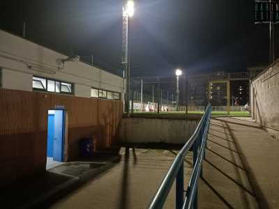 Siamo andati a trovare i Warriors durante una seduta serale di allenamenti. L�appuntamento � al centro sportivo �Sante Diomede�, in via Lombardia. Varcato l�ingresso passiamo davanti agli spogliatoi e risaliamo una rampa che ci porta al terreno di gioco